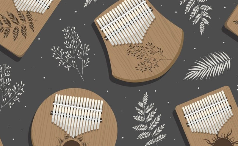 Un kalimba posé sur une surface naturelle, prêt à être utilisé pour la méditation.